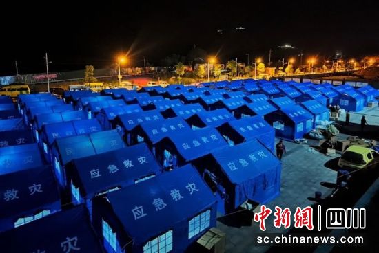 迅速下達(dá)救災(zāi)資金，設(shè)置地震臨時安置點。四川省財政廳 供圖