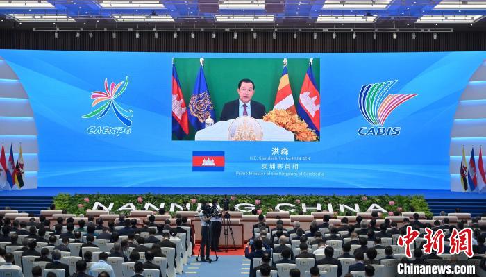 圖為柬埔寨首相洪森在第19屆中國—東盟博覽會、中國—東盟商務與投資峰會開幕大會上發(fā)表視頻致辭。　俞靖　攝