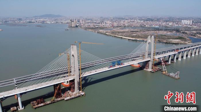 福廈高鐵安海灣大橋合龍現(xiàn)場。 鐵四院供圖