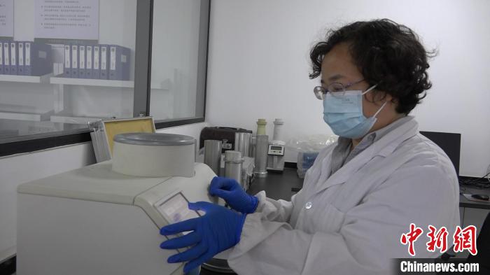 檢驗(yàn)員對樣品進(jìn)行檢測?！⊥趸萘?攝