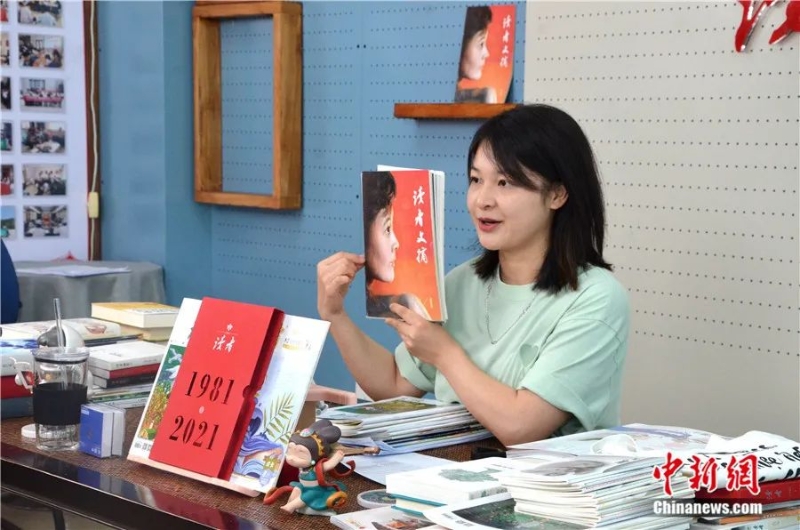 讀者出版集團(tuán)工作人員在直播間介紹《讀者文摘》歷史。近年來(lái)，該集團(tuán)探路“線上時(shí)代”。李亞龍 攝