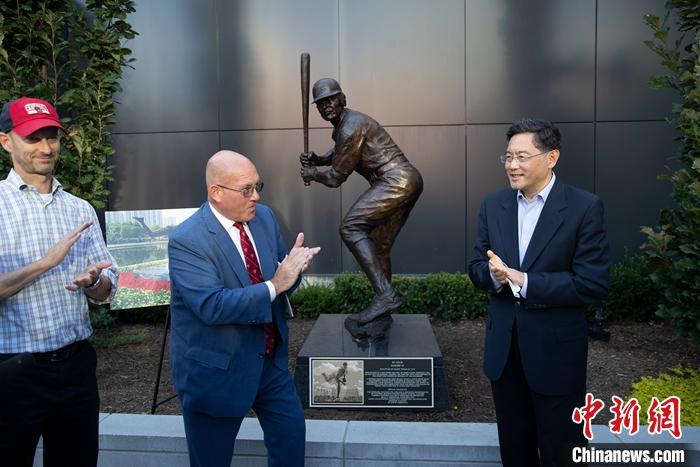圖為秦剛和圣路易斯-南京友城委員會(huì)主席尼爾·佩里曼(左二)在紅雀隊(duì)棒球場(chǎng)外，出席友城紀(jì)念雕像揭牌儀式。 <a target='_blank' href='/'>中新社</a>記者 廖攀 攝