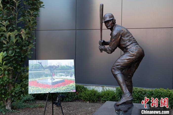 當(dāng)?shù)貢r(shí)間9月15日，中國(guó)駐美大使秦剛訪問(wèn)密蘇里州圣路易斯市，出席圣路易斯-南京姐妹友城43周年紀(jì)念活動(dòng)，并為當(dāng)?shù)匕羟蜿?duì)紅雀隊(duì)主場(chǎng)比賽開(kāi)球。圖為紅雀隊(duì)棒球場(chǎng)外的友城紀(jì)念雕像。 <a target='_blank' href='/'>中新社</a>記者 廖攀 攝