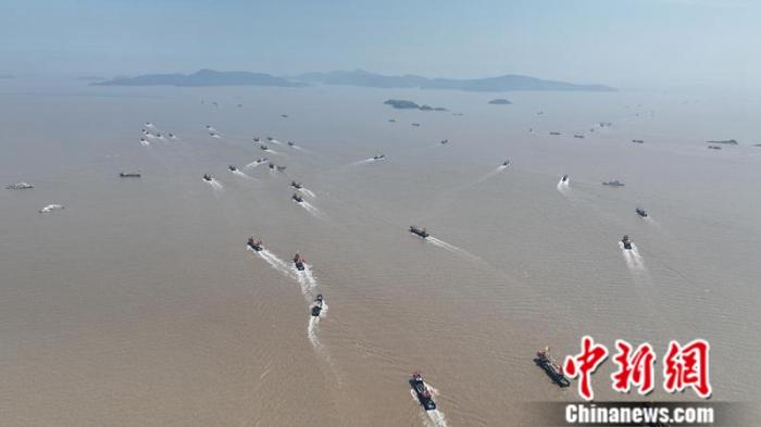 象山漁船出海現(xiàn)場(chǎng)。王剛 攝