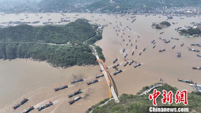 漁船駛離石浦港。王剛 攝