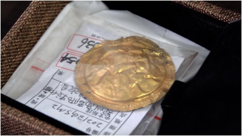 這是鄭州商城遺址高等級(jí)貴族墓M2中出土的金泡。新華社記者袁月明攝