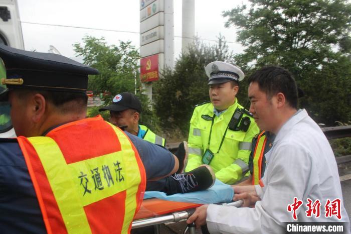 以人為本，組織救助交通事故受傷人員。　陸祁國(guó) 攝