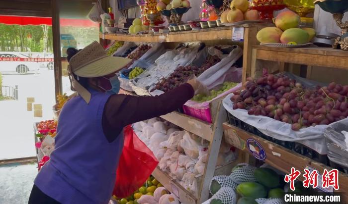 玉樹(shù)州委宣傳部供圖 圖為玉樹(shù)州群眾正在選購(gòu)蔬菜。　攝