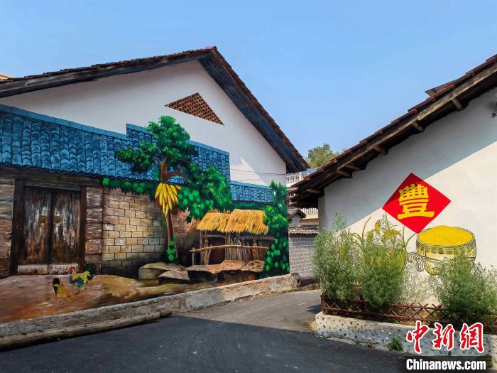 龍池村一幅幅特色農耕墻畫。　譚雅麗 攝