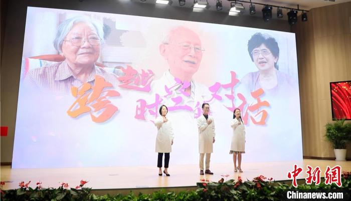 國(guó)婦嬰的三位青年員工與莊留琪、王雅蓀、李國(guó)維三位老職工開展了一場(chǎng)“跨越時(shí)空的對(duì)話” ?！?guó)婦嬰供圖