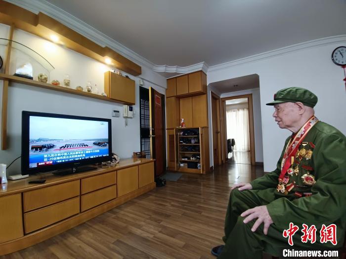 漳州抗美援朝老兵張宜順觀看直播?！≌闹菔型艘圮娙耸聞?wù)局供圖