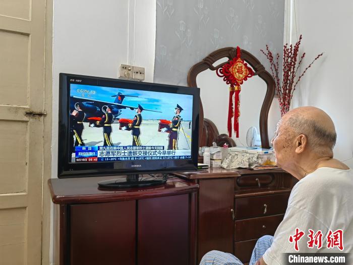 薌城區(qū)抗美援朝老兵魯毓桂觀看直播?！≌闹菔型艘圮娙耸聞?wù)局供圖