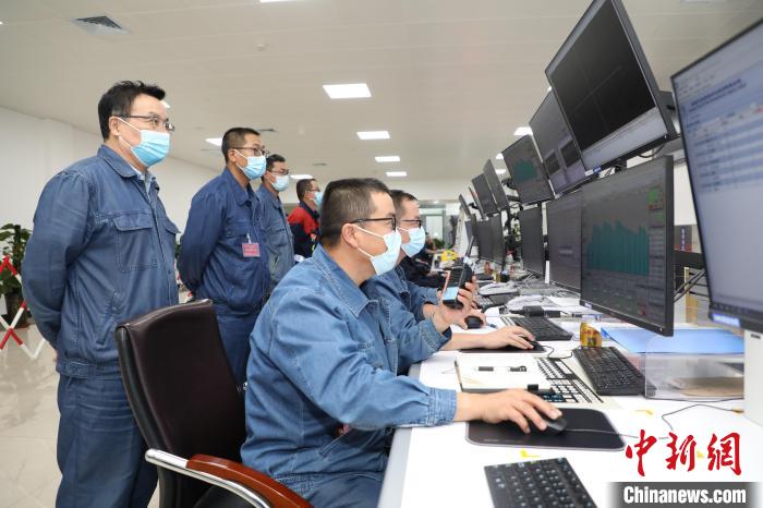 員工正在精心調(diào)整操作?！●R波 攝