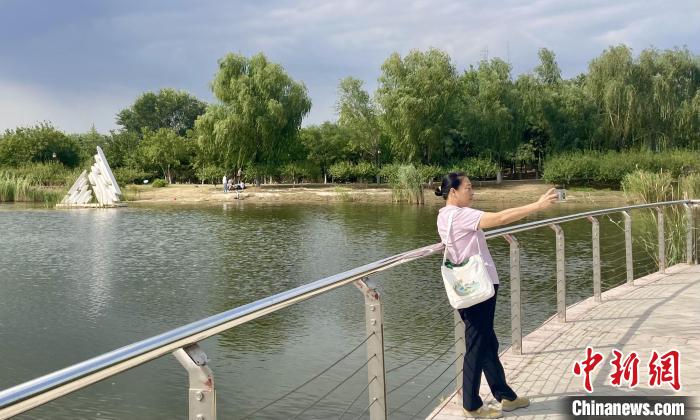 市民在永定河休閑森林公園游玩?！⌒戽?攝