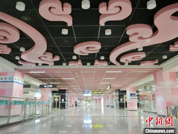 成都地鐵車站一角?！⒅铱?攝