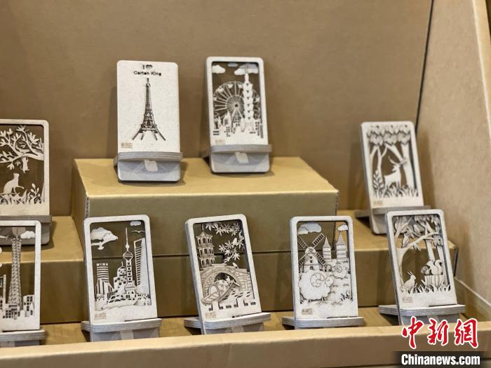 莊世賢將溧水文化和“紙箱王”相結(jié)合，用瓦楞紙打造出獨(dú)具特色的“紙上世界”。　徐珊珊 攝