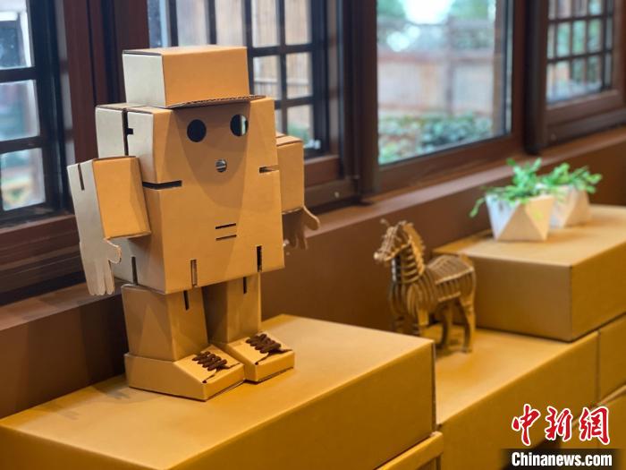 莊世賢不斷思考如何豐富“紙上文創(chuàng)”的地方元素?！⌒焐荷?攝