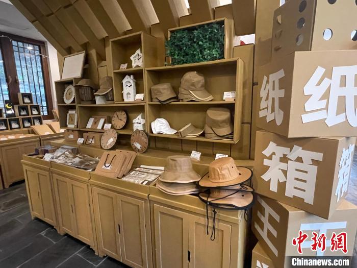 游客可以吃著“紙火鍋”，體驗(yàn)做手工的樂(lè)趣，感受不一樣的小鎮(zhèn)慢生活?！⌒焐荷?攝