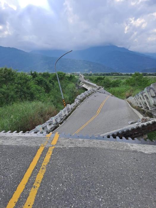 臺東縣池上鄉(xiāng)18日下午2時44分發(fā)生地震，全臺有感，花蓮玉里高寮大橋斷裂，疑似有人車掉落橋下，警消趕往救援。(臺灣“中央社”圖 臺東縣府提供)