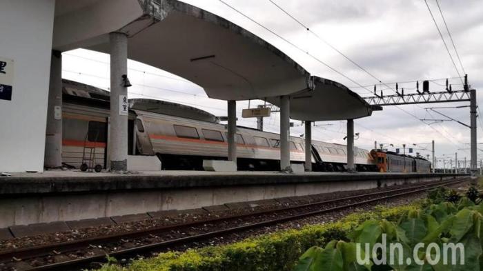 臺東富里東里車站今天下午發(fā)生地震后，月臺倒塌、列車傾斜。記者卜敏正／攝影 