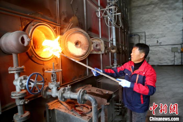 供熱工人查看供熱鍋爐燃燒情況?！●T宏偉 攝