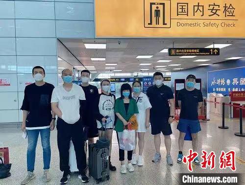 圖為警方押解犯罪嫌疑人。　陳巴爾虎旗公安局供圖