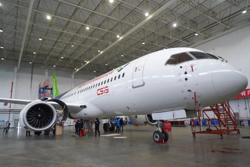 技術人員對一架C919客機進行檢測。（圖源：新華社）