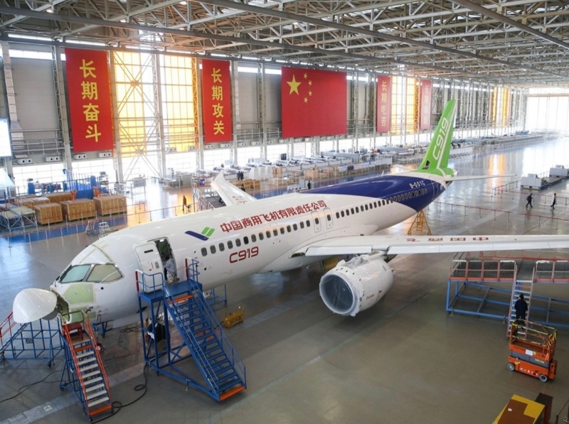 2018年2月13日，C919大型客機102架機停放在中國商飛公司上海飛機制造有限公司總裝車間內(nèi)。（圖源：新華社）