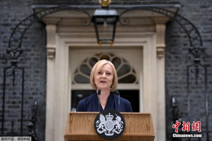 當(dāng)?shù)貢r(shí)間9月6日，伊麗莎白·特拉斯在倫敦首相府門前發(fā)表就任英國(guó)新首相以后的首次演講。