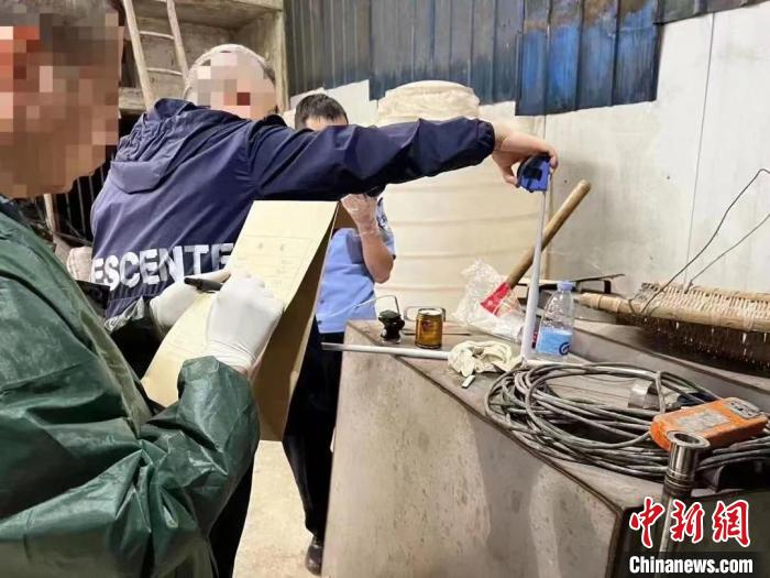 圖為章睿和同事在辦案現(xiàn)場?！≈貞c大渡口區(qū)公安分局供圖