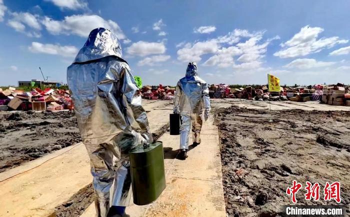 上海警方與臨港新片區(qū)管委會、消防、氣象等部門，對今年以來公安機關(guān)查處收繳的非法煙花爆竹進行銷毀?！∩虾＞焦﹫D