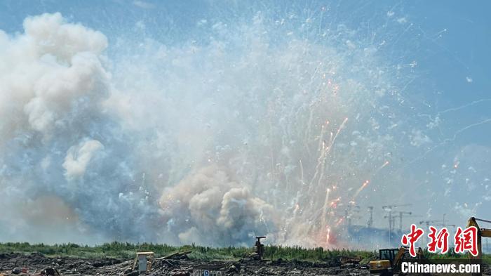 當(dāng)日集中銷毀非法煙花爆竹現(xiàn)場。　上海警方供圖