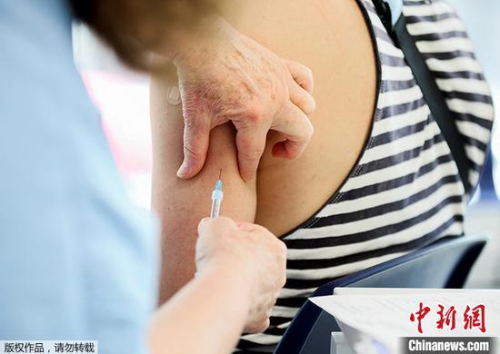 資料圖為加拿大魁北克省蒙特利爾市，醫(yī)護人員為民眾接種猴痘病毒疫苗。