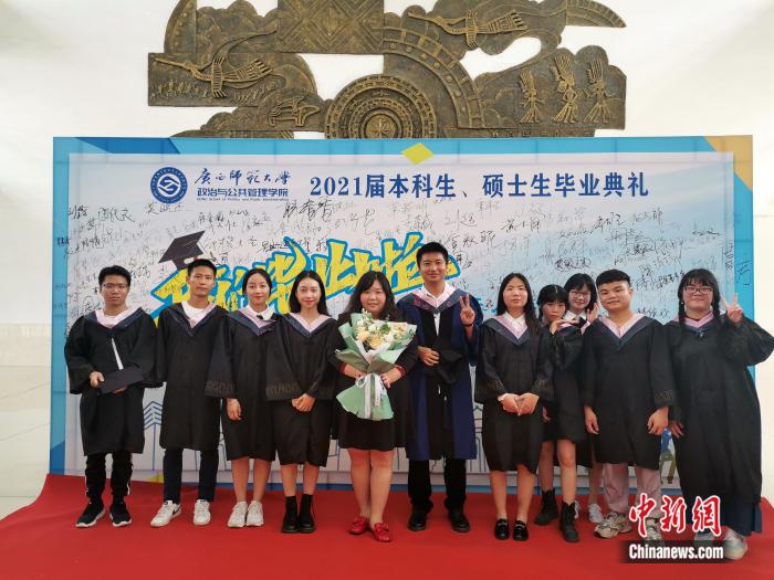 圖為王孟筠老師和畢業(yè)生一起合影留念。被訪者供圖