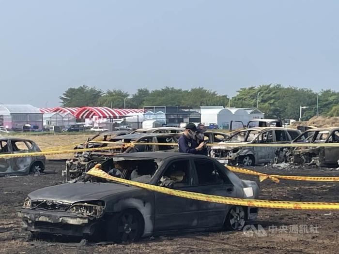 云林農(nóng)業(yè)機械暨資材展臨時停車場18日發(fā)生火警，25輛汽車燒毀。圖片來源：臺灣“中央社”記者姜宜菁攝。