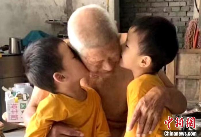 雙胞胎重孫依偎在太爺爺懷里，親吻太爺爺?！⑿﹫D