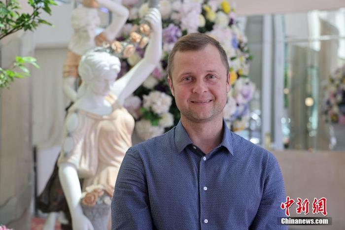 19歲到中國、曾在不同城市前后生活和工作了15年的加拿大商界人士彭家榮（Chris Pereira）近日接受中新社記者采訪時說，中國的崛起和發(fā)展告訴自己，努力就會有所回報，正所謂“天道酬勤”。資料圖為2022年6月24日，彭家榮在多倫多。 中新社記者 余瑞冬 攝