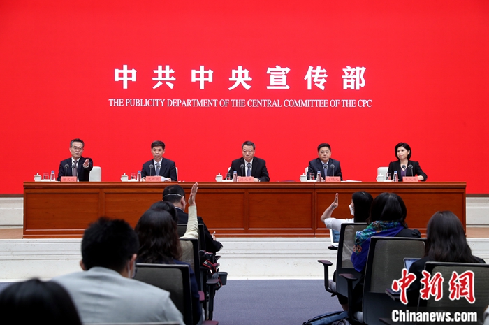 9月21日，中共中央宣傳部在北京舉行“中國這十年”系列主題新聞發(fā)布會，介紹黨的十八大以來對臺工作和兩岸關(guān)系發(fā)展情況。中央臺辦副主任陳元豐，中央臺辦宣傳局局長、新聞發(fā)言人馬曉光，中央臺辦研究局局長仇開明，中央臺辦新聞發(fā)言人朱鳳蓮出席。<a target='_blank' href='/'>中新社</a>記者 張宇 攝