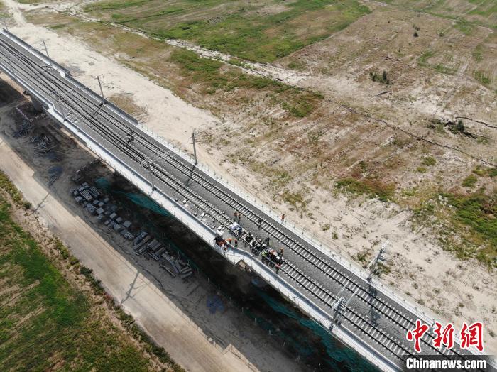 9月中下旬，銀蘭高鐵甘肅段靜態(tài)驗(yàn)收工作正在有序推進(jìn)?！钇G敏 攝