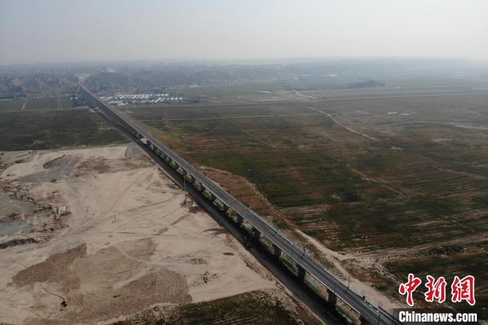 銀蘭高鐵甘肅段，是我國“八縱八橫”鐵路網(wǎng)京蘭通道的重要組成部分?！钇G敏 攝
