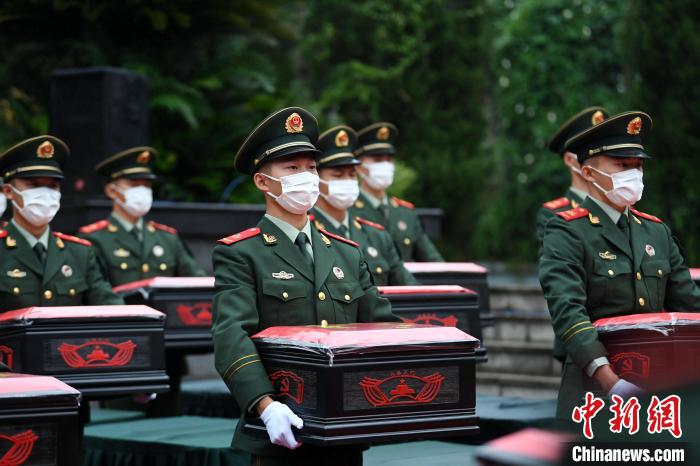 武警官兵緩步將烈士遺骸棺槨轉運至靈車上?！」鶄魑?攝