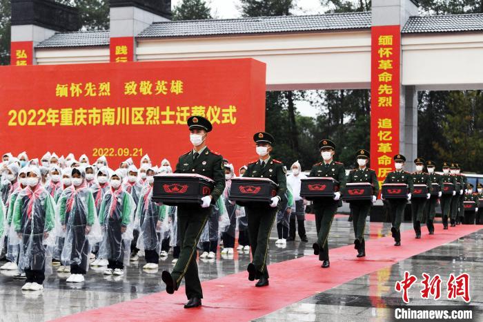 武警官兵手捧烈士棺槨緩步入悼念廣場?！」鶄魑?攝