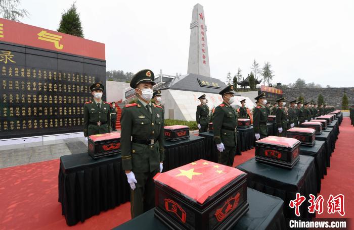 武警官兵護衛(wèi)在烈士棺槨旁?！」鶄魑?攝