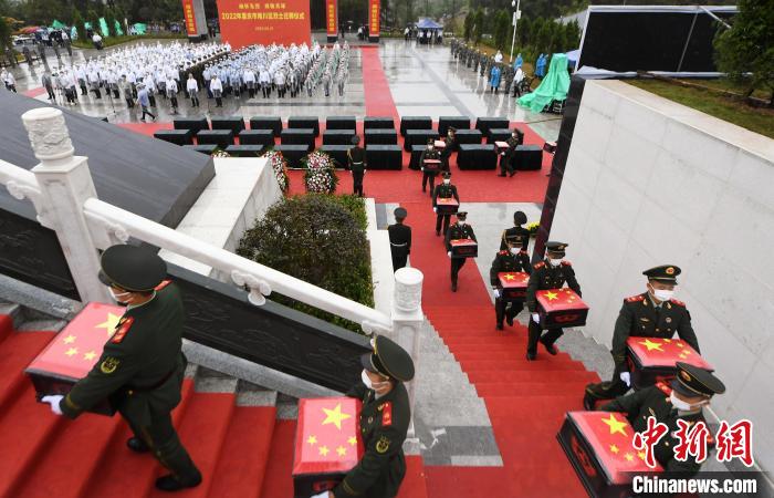 武警官兵緩步將烈士遺骸送至南川區(qū)烈士陵園墓位?！」鶄魑?攝
