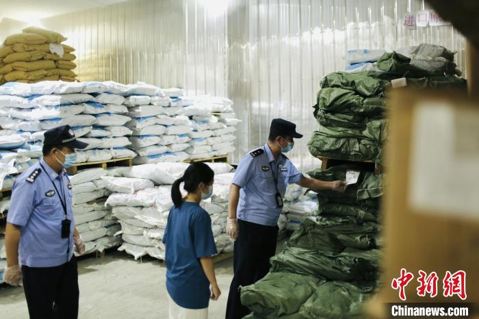 行動期間，汕頭警方對重點場所進行統(tǒng)一清查?！＄姶笥?攝