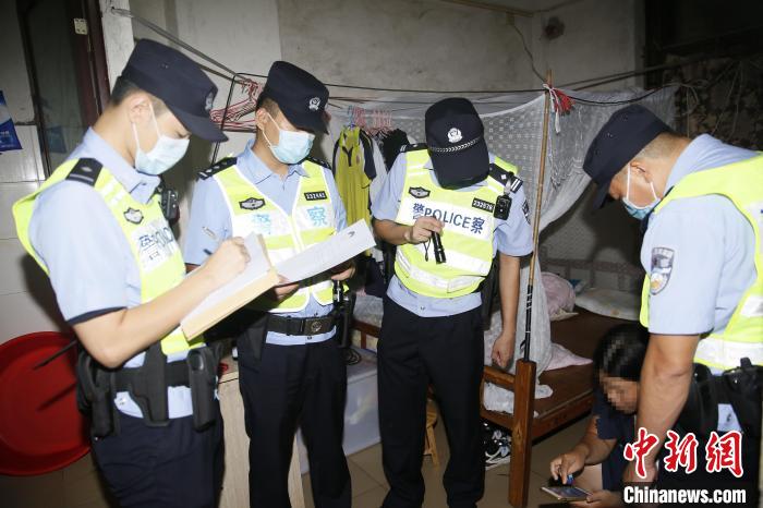 行動期間，肇慶警方上門開展警醒教育?！±钌冫?攝