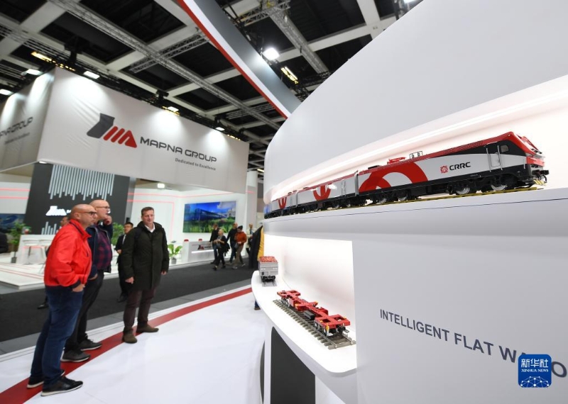 9月20日，人們在德國柏林軌道交通展中國中車展區(qū)參觀。（圖源：新華社）