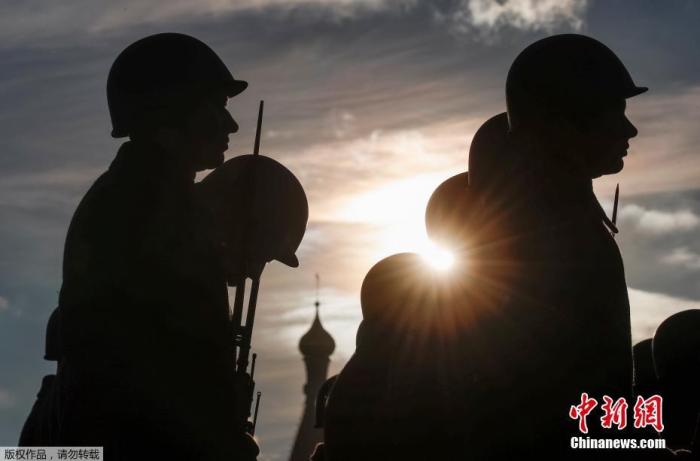 資料圖：俄士兵身穿復古軍裝，參加莫斯科紅場閱兵彩排。