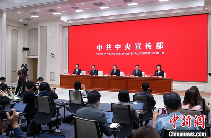 9月21日，中共中央宣傳部在北京舉行“中國這十年”系列主題新聞發(fā)布會(huì)，介紹黨的十八大以來對(duì)臺(tái)工作和兩岸關(guān)系發(fā)展情況。中央臺(tái)辦副主任陳元豐，中央臺(tái)辦宣傳局局長(zhǎng)、新聞發(fā)言人馬曉光，中央臺(tái)辦研究局局長(zhǎng)仇開明，中央臺(tái)辦新聞發(fā)言人朱鳳蓮出席。<a target='_blank' href='/'>中新社</a>記者 張宇 攝