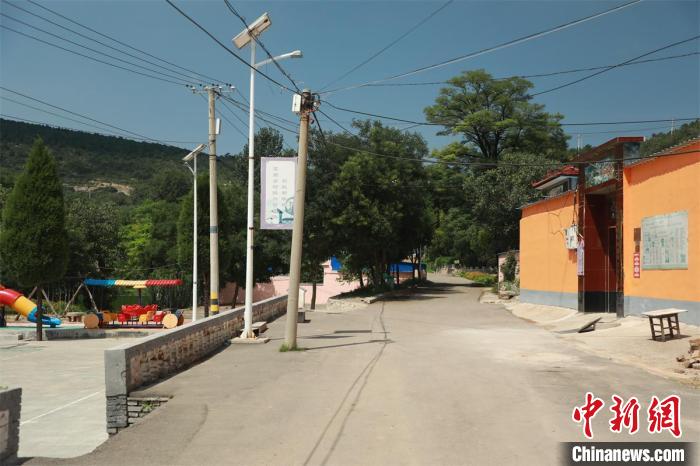 拓寬進(jìn)村路、安裝太陽能路燈，利用主街道墻體開辟詩詞文化墻……口袋鼓了，居住環(huán)境也靚起來?！∠蛏?攝